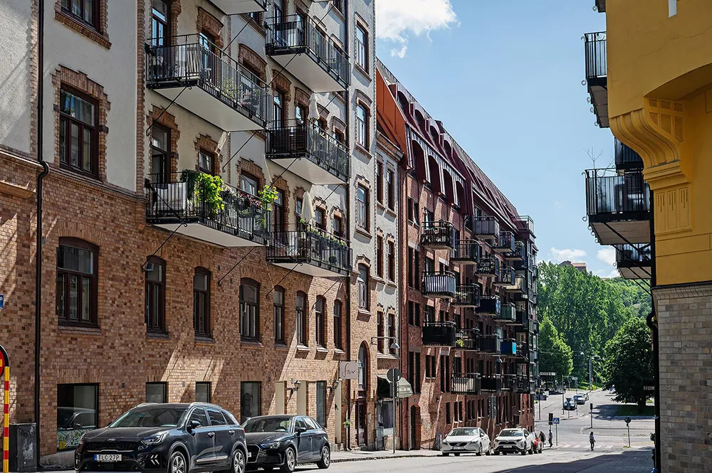 Белый интерьер шведской квартиры с душевным декором и растениями - Gallery image 28