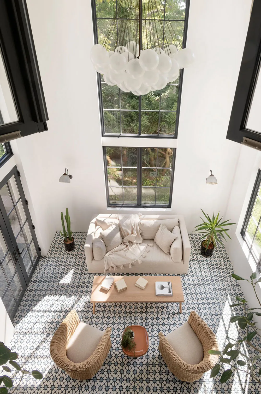 Bright and elegant interiors of a magnificent colonial house in the USA - 3