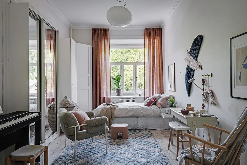 Белый интерьер шведской квартиры с душевным декором и растениями - Gallery image 21