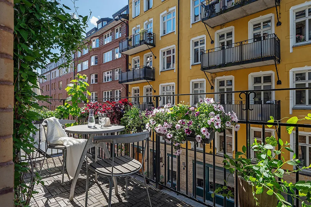 Белый интерьер шведской квартиры с душевным декором и растениями - Gallery image 14