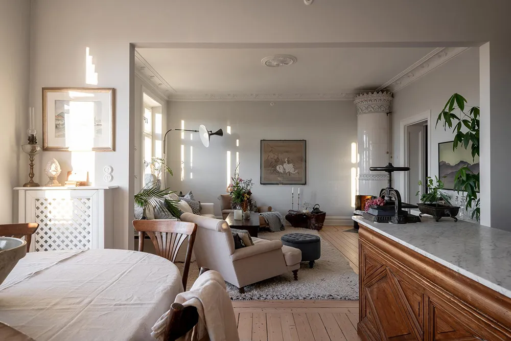 Ruhiger skandinavischer Interior mit Blick auf den Hafen - Gallery image 18