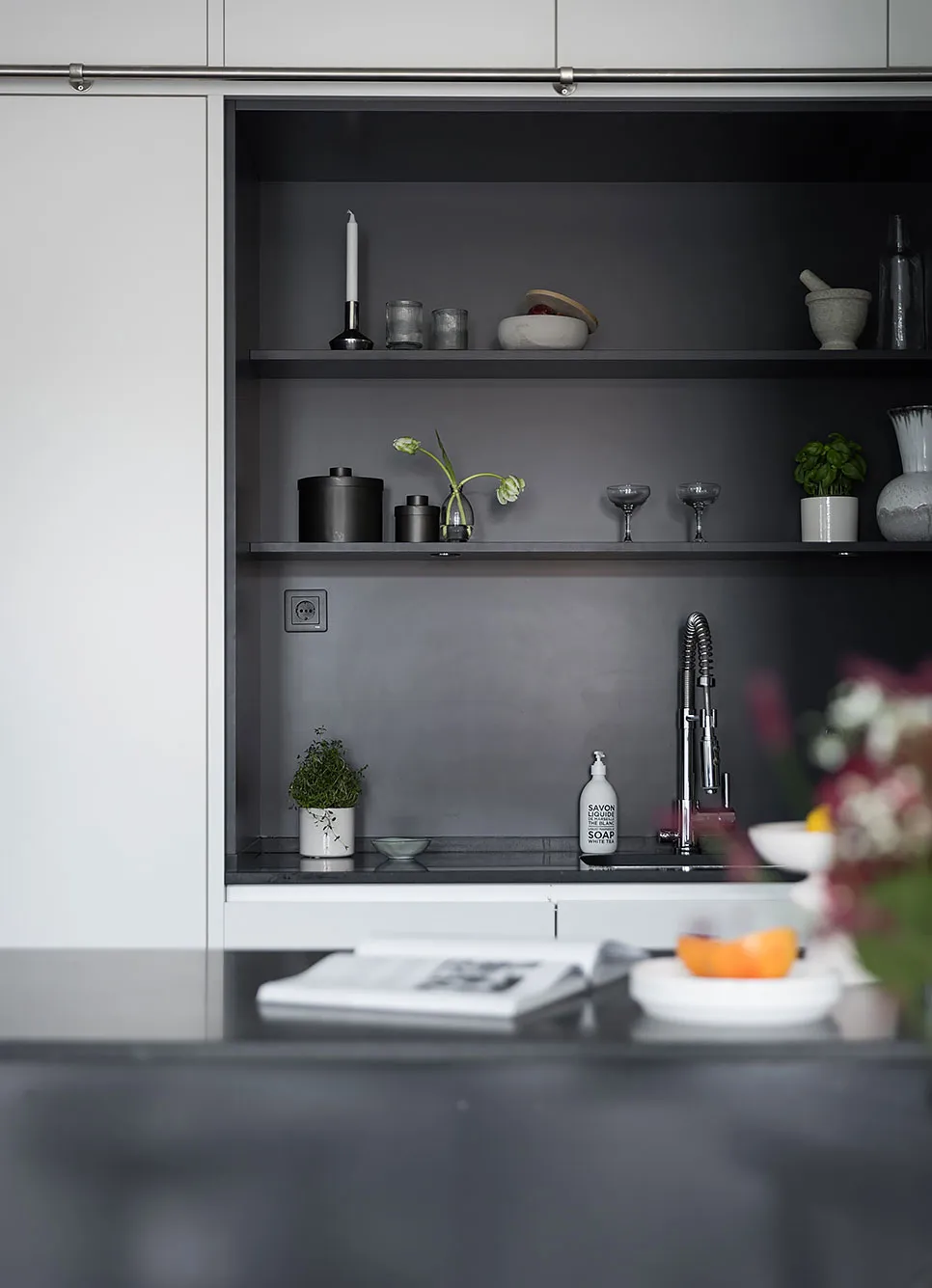 Style sobre et inspirant : loft dans un ancien bâtiment de fabrique à Stockholm (79 m²) - Gallery image 9