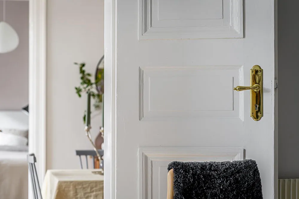 Intérieur scandinave agréable avec salle à manger traversante et notes automnales légères (94 m²) - Gallery image 4