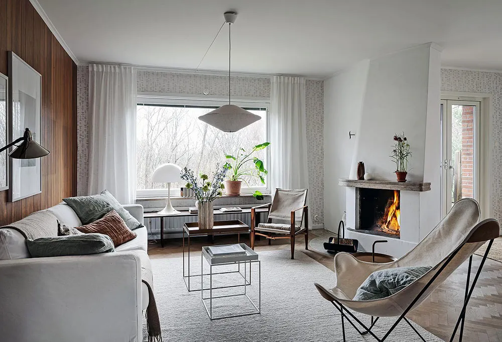 Ретро-обої та дерев'яна стіна в гостиній: незвичайна дача в Швеції - Gallery image 4