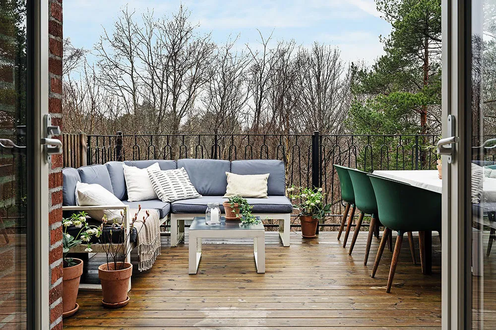 Ретро-обої та дерев'яна стіна в гостиній: незвичайна дача в Швеції - Gallery image 8