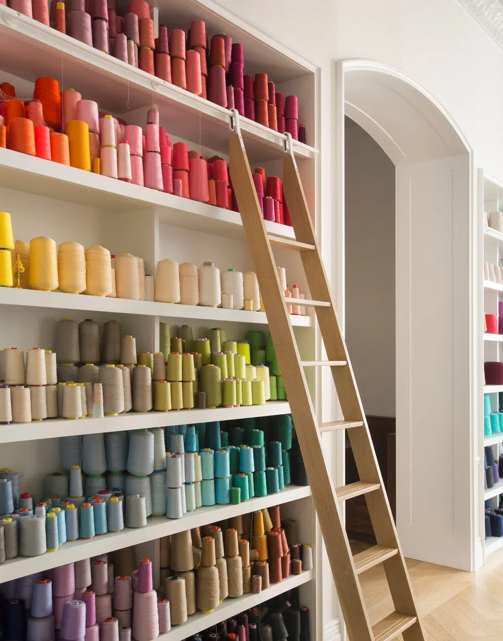 Elegant simplicity in the design of a creative director's loft in New York - Gallery image 4