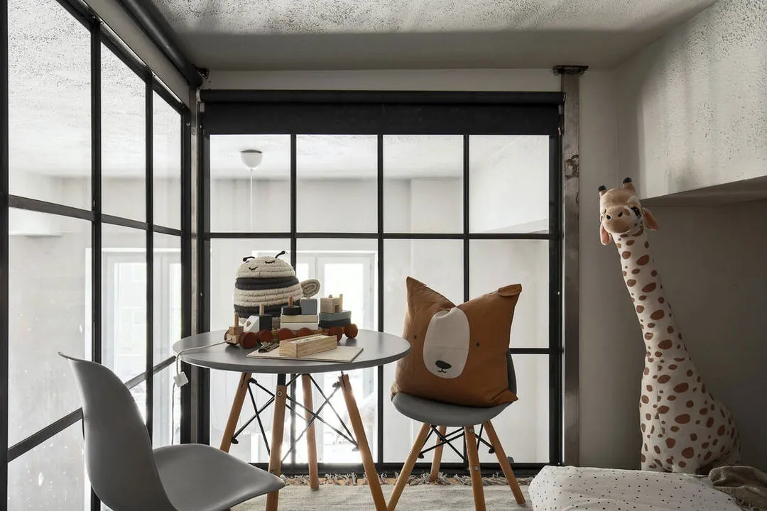 Zwei Dachbodenräume und metallische Elemente: Industrielle Einrichtung in Schweden (68 qm) - Gallery image 13