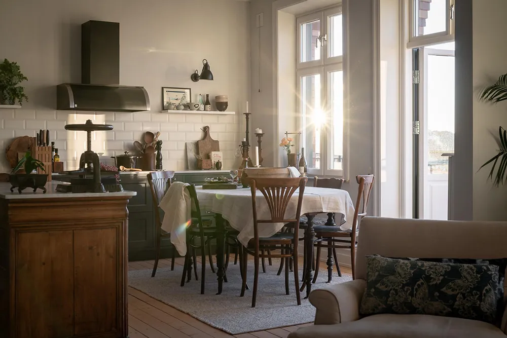 Ruhiger skandinavischer Interior mit Blick auf den Hafen - Gallery image 7