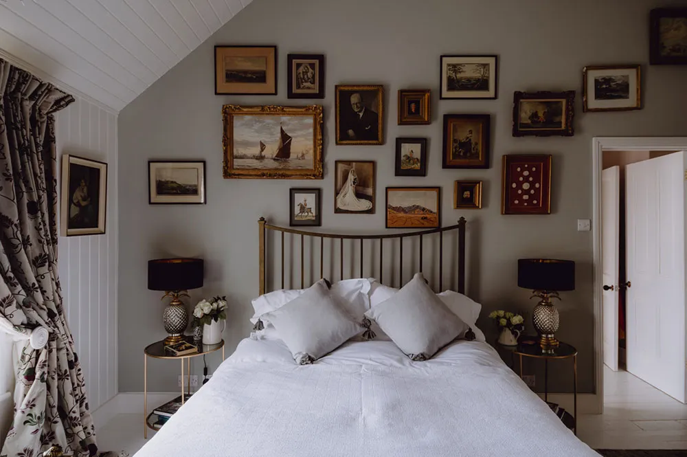 बहुत ऊंची छतें एवं खुला स्थान: इंग्लैंड में पुराने चर्च को आधार बनाकर बनाया गया स्टाइलिश घर - Gallery image 13