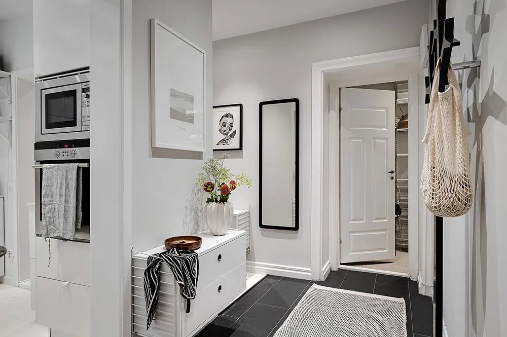 Interior blanco con acentos cálidos en el diseño (66 m²) - Gallery image 23