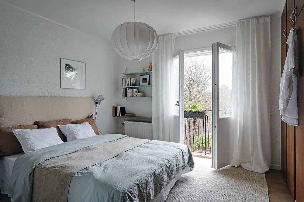 Ретро-обої та дерев'яна стіна в гостиній: незвичайна дача в Швеції - Gallery image 17