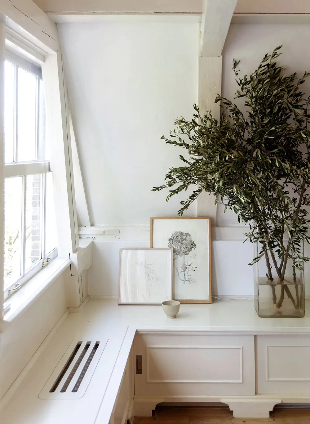 Очарование старинной мансарди та стильний дизайн: квартира з видом на канал у Амстердамі - Gallery image 1