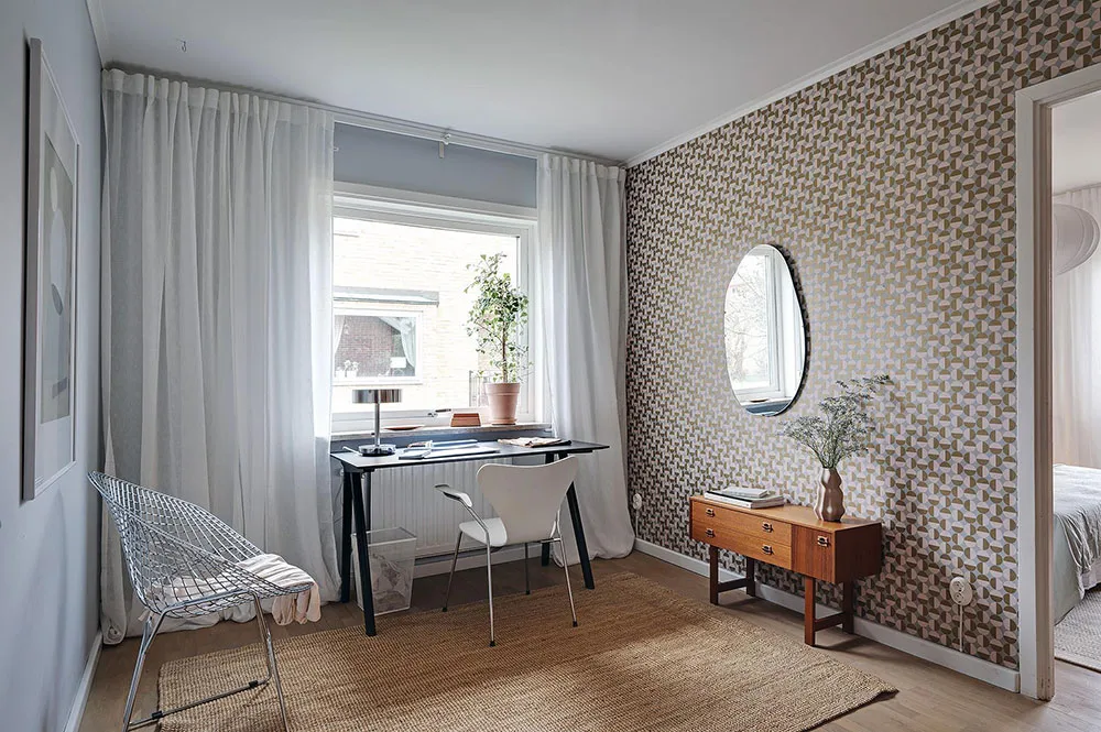 Ретро-обої та дерев'яна стіна в гостиній: незвичайна дача в Швеції - Gallery image 15