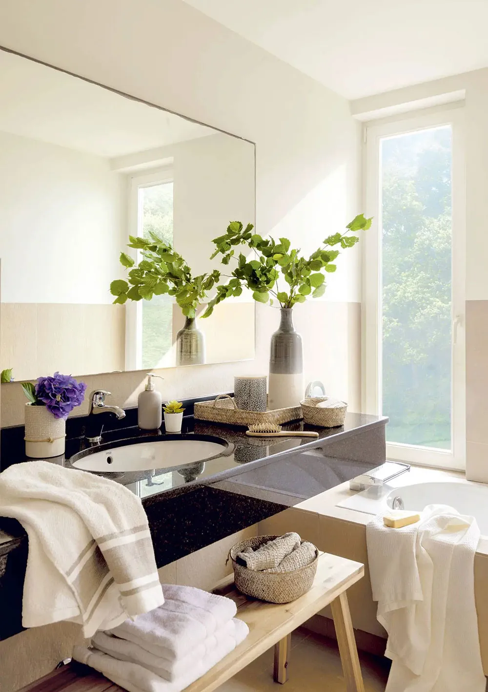 स्पेन में, समुद्र के किनारे एक पहाड़ी पर सफ़ेद भीतरी दीवारें। - Gallery image 9