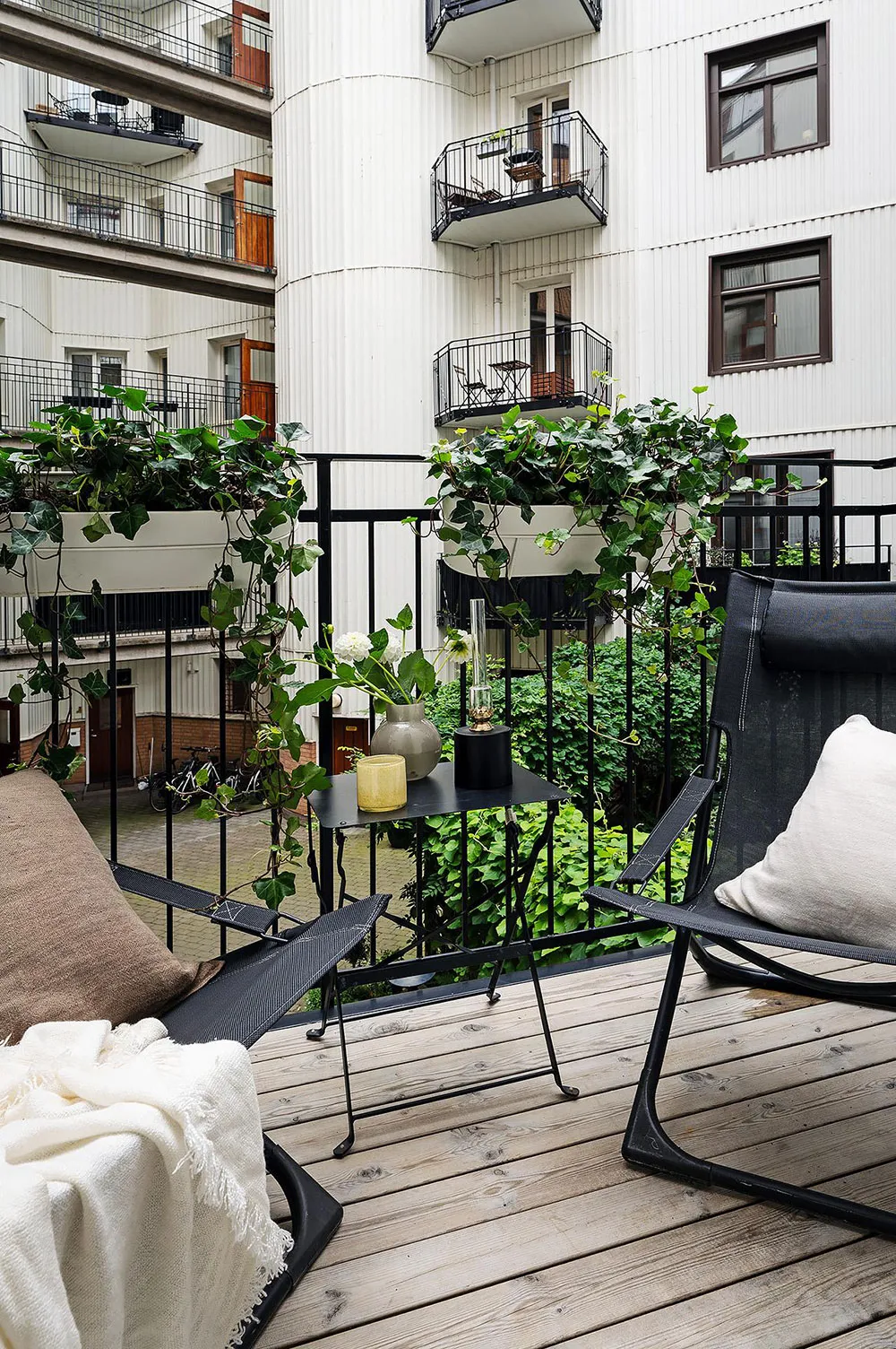 Interior blanco con acentos cálidos en el diseño (66 m²) - Gallery image 17