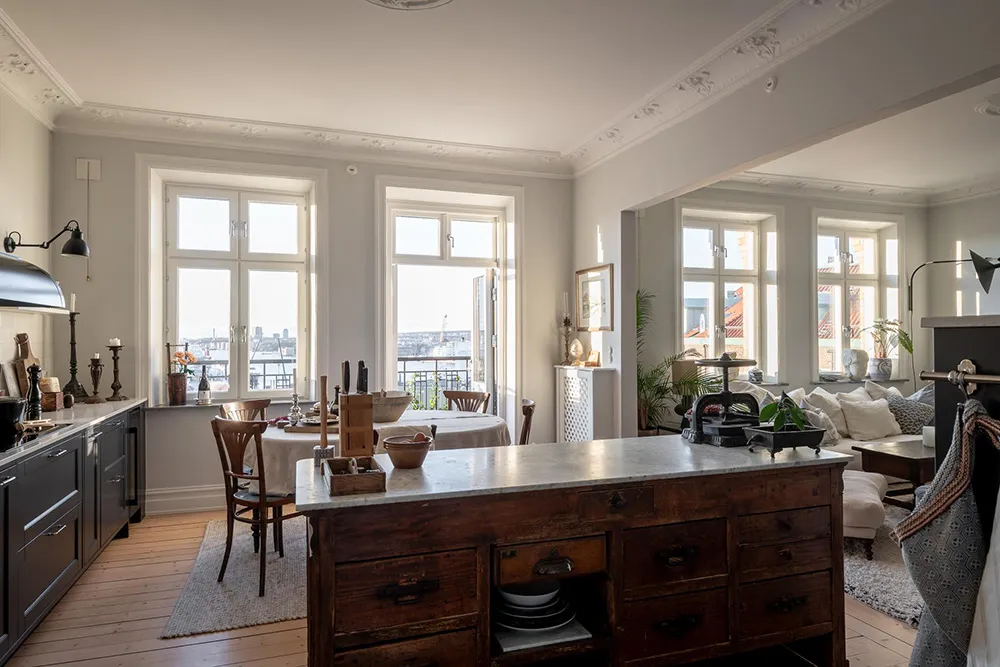 Ruhiger skandinavischer Interior mit Blick auf den Hafen - Gallery image 8