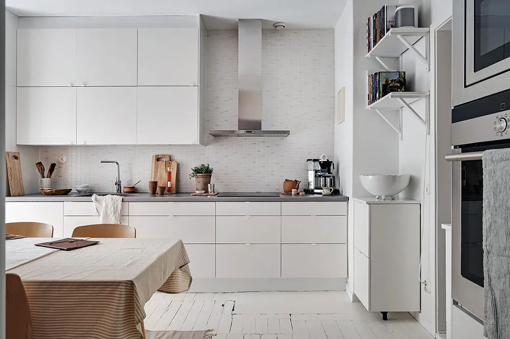 Interior blanco con acentos cálidos en el diseño (66 m²) - Gallery image 20