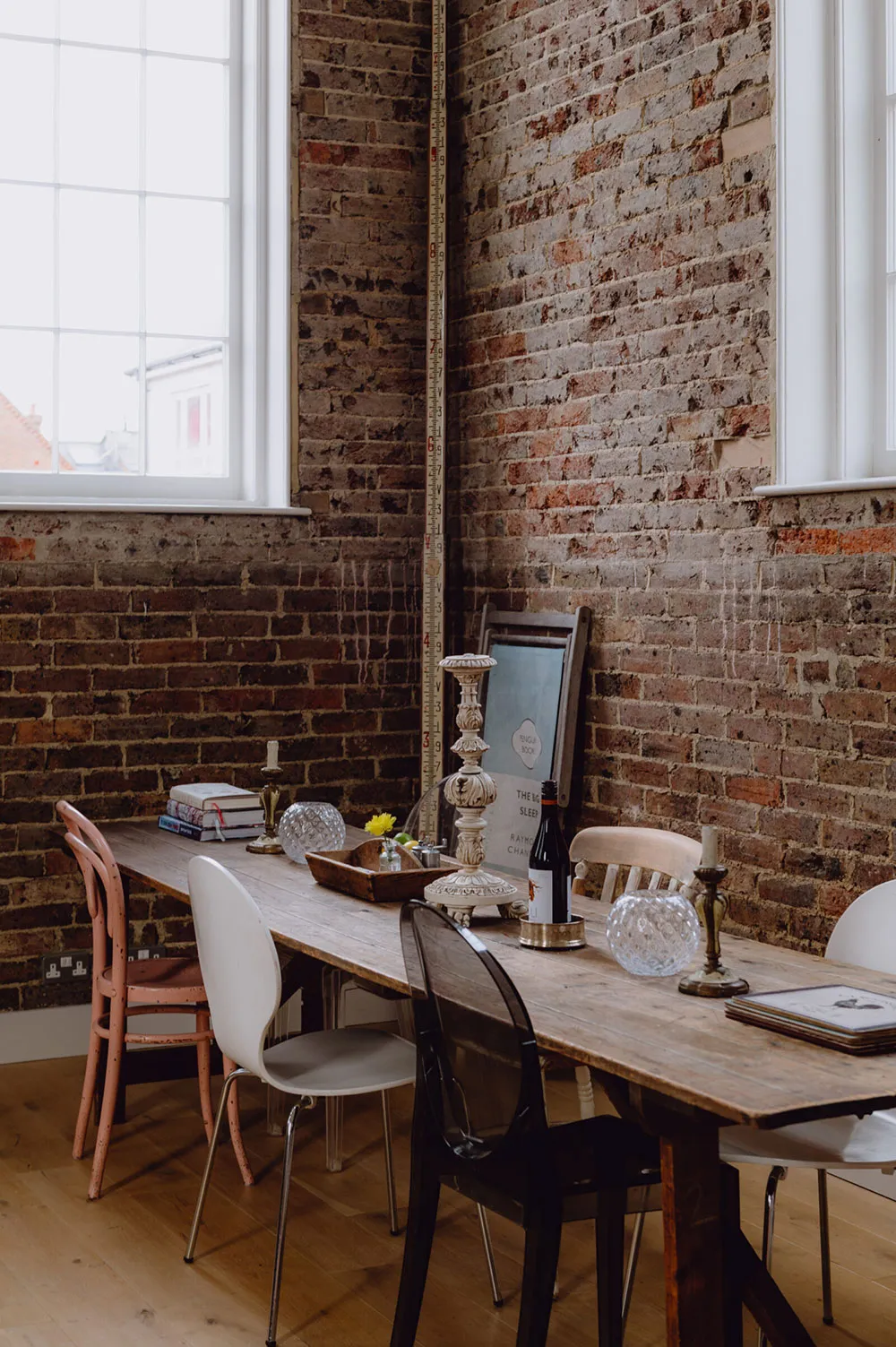 बहुत ऊंची छतें एवं खुला स्थान: इंग्लैंड में पुराने चर्च को आधार बनाकर बनाया गया स्टाइलिश घर - Gallery image 4