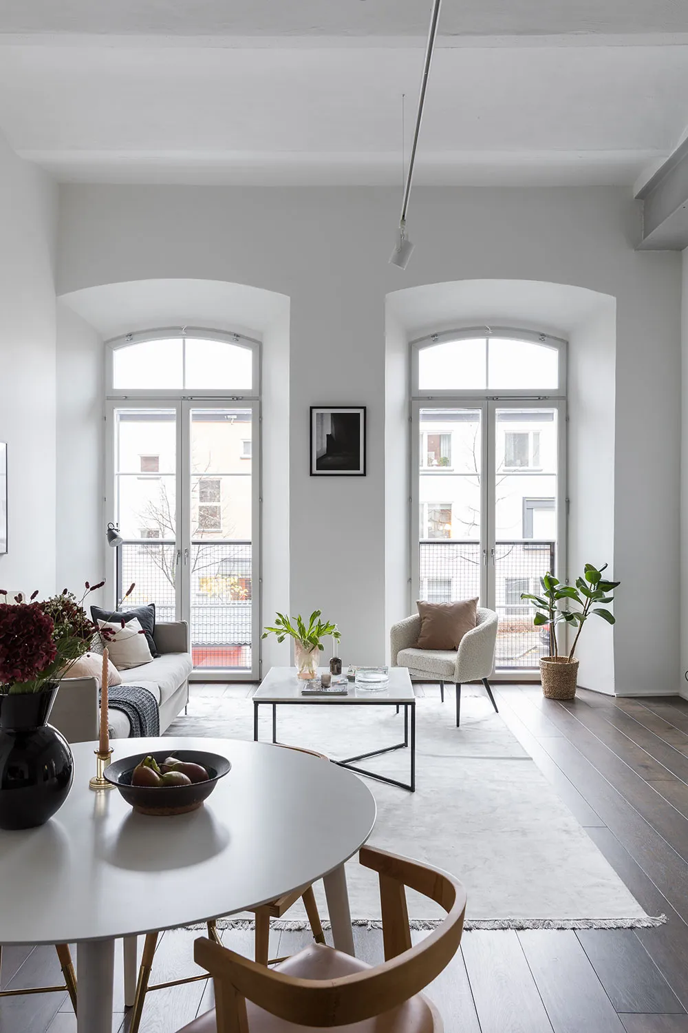 Style sobre et inspirant : loft dans un ancien bâtiment de fabrique à Stockholm (79 m²) - Gallery image 1