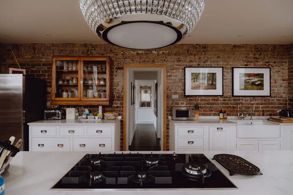 बहुत ऊंची छतें एवं खुला स्थान: इंग्लैंड में पुराने चर्च को आधार बनाकर बनाया गया स्टाइलिश घर - Gallery image 8