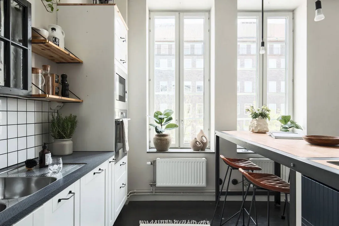 Zwei Dachbodenräume und metallische Elemente: Industrielle Einrichtung in Schweden (68 qm) - Gallery image 8