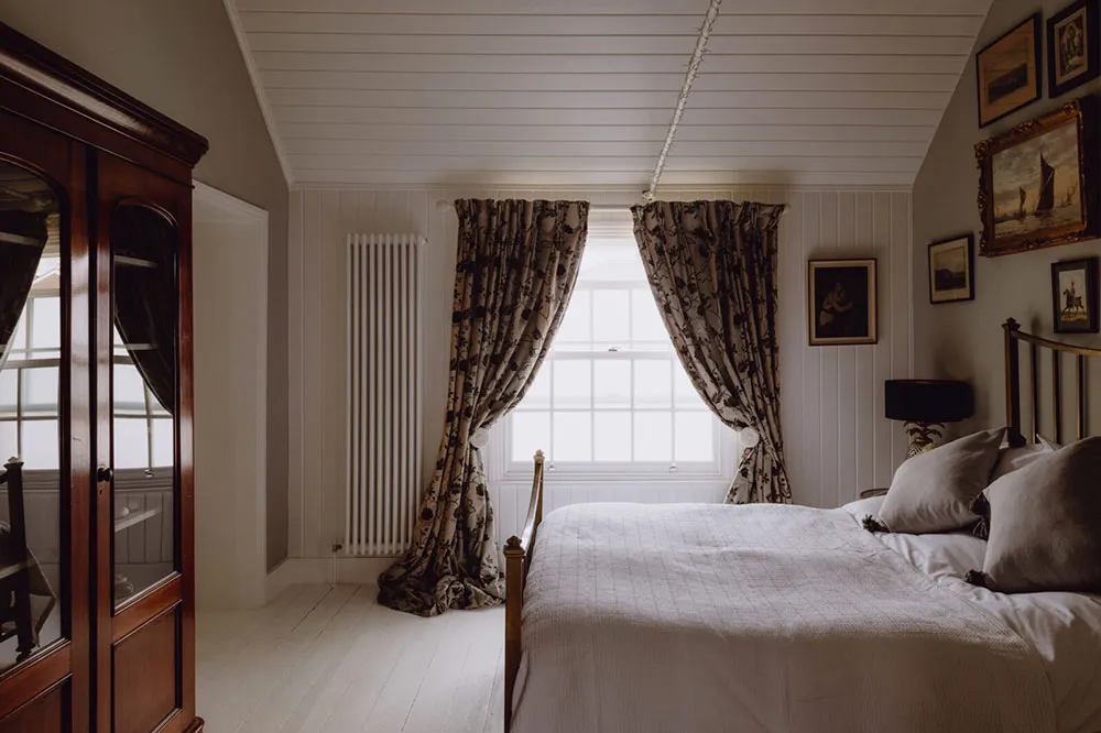 बहुत ऊंची छतें एवं खुला स्थान: इंग्लैंड में पुराने चर्च को आधार बनाकर बनाया गया स्टाइलिश घर - Gallery image 14