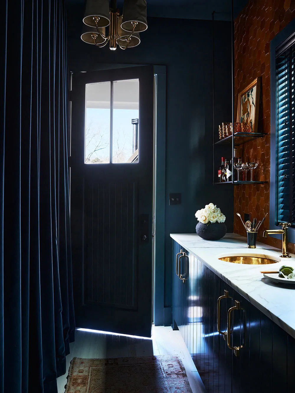 Стильные оттенки синего в дизайне небольшого коттеджа в США - Gallery image 12