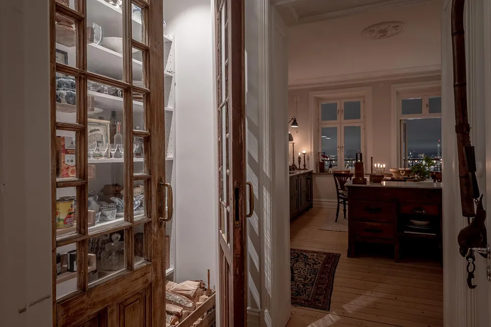 Ruhiger skandinavischer Interior mit Blick auf den Hafen - Gallery image 19