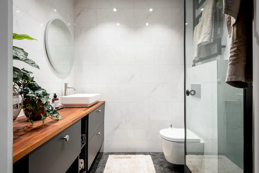 Ruhiger skandinavischer Interior mit Blick auf den Hafen - Gallery image 27