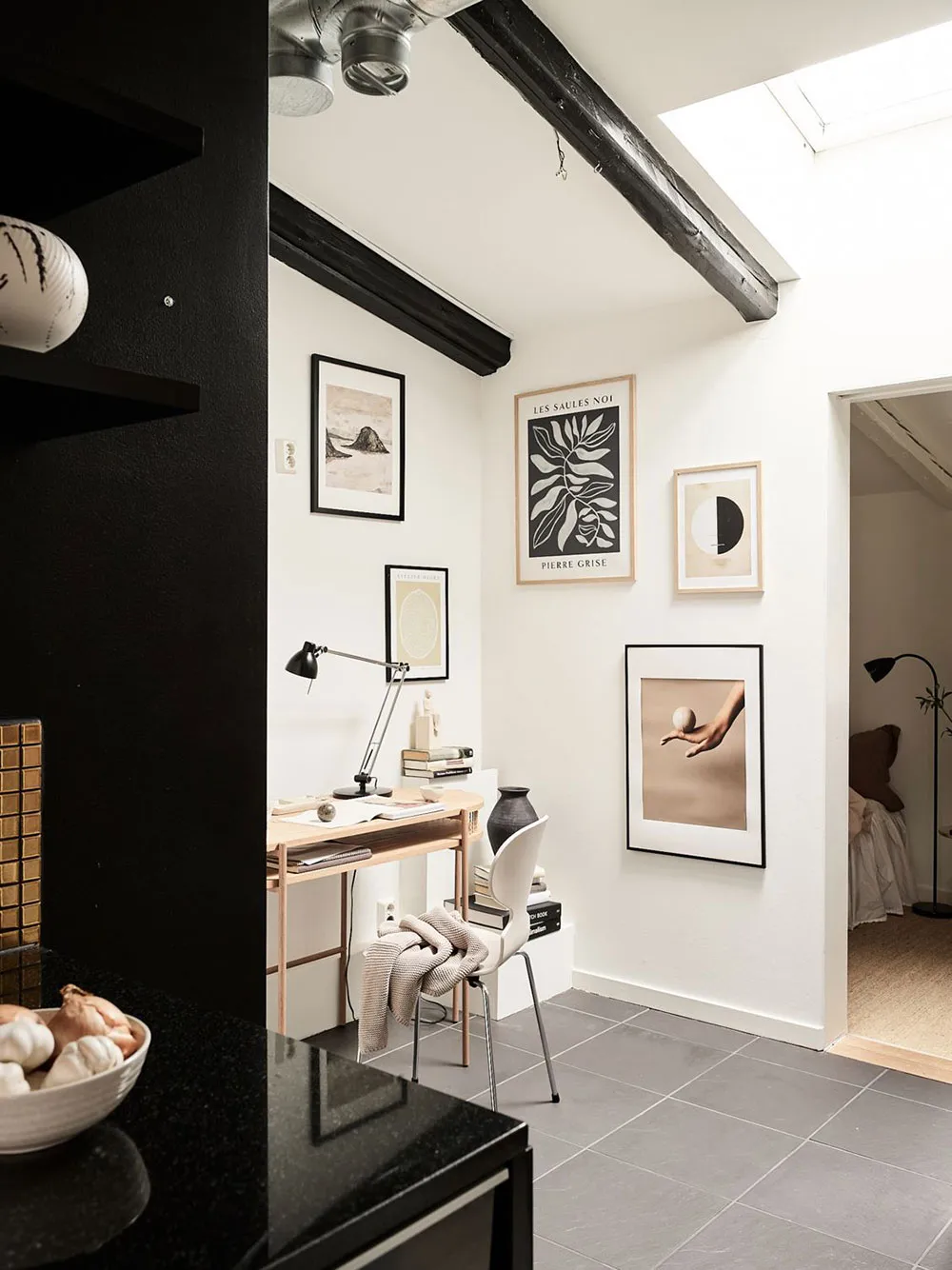 Bright attic with beams and open layout (70 sq. m) - Gallery image 15