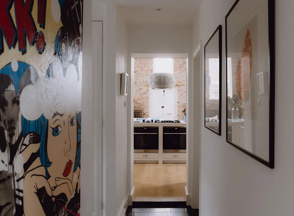 बहुत ऊंची छतें एवं खुला स्थान: इंग्लैंड में पुराने चर्च को आधार बनाकर बनाया गया स्टाइलिश घर - Gallery image 20