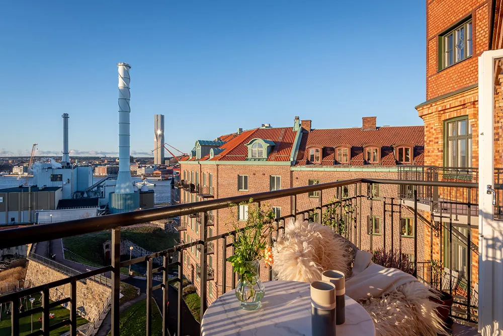 Ruhiger skandinavischer Interior mit Blick auf den Hafen - Gallery image 14