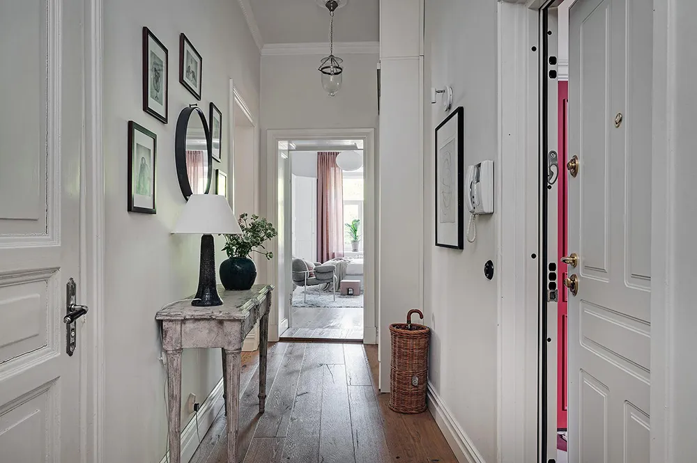 Белый интерьер шведской квартиры с душевным декором и растениями - Gallery image 27