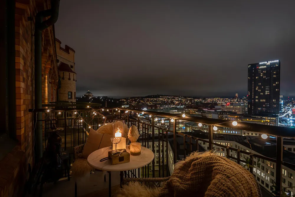 Ruhiger skandinavischer Interior mit Blick auf den Hafen - Gallery image 15