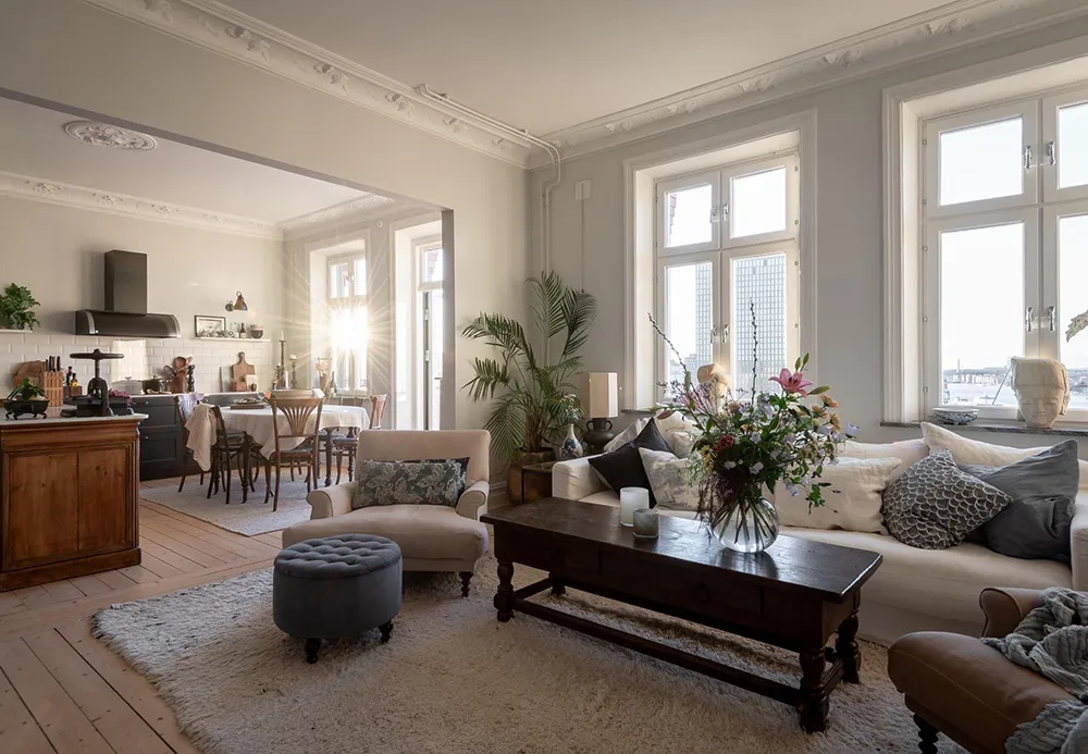 Ruhiger skandinavischer Interior mit Blick auf den Hafen - Gallery image 3