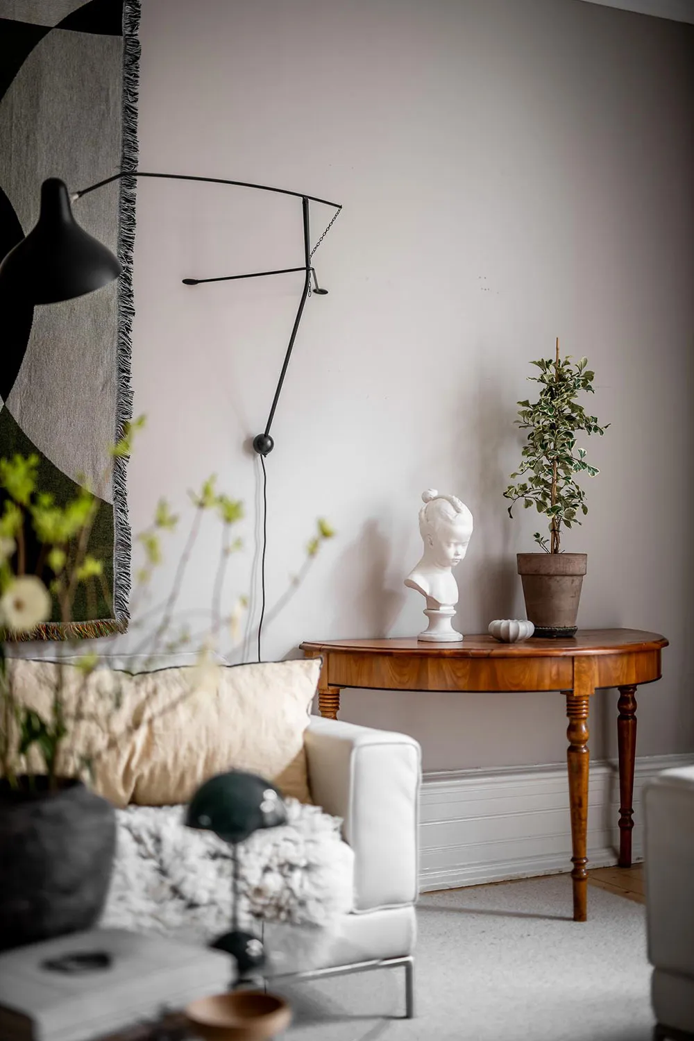 Intérieur scandinave cosy avec tapis mur - Gallery image 14