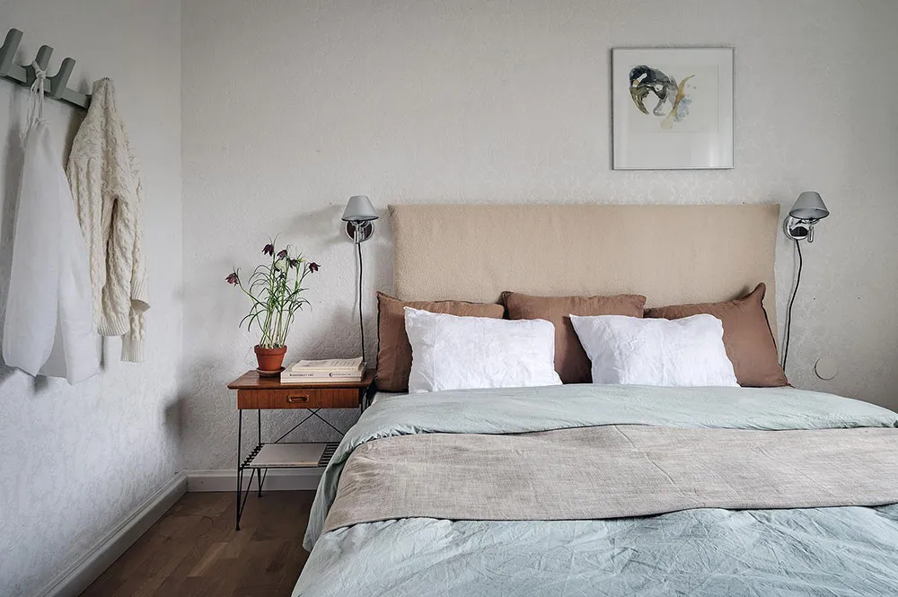 Ретро-обої та дерев'яна стіна в гостиній: незвичайна дача в Швеції - Gallery image 18