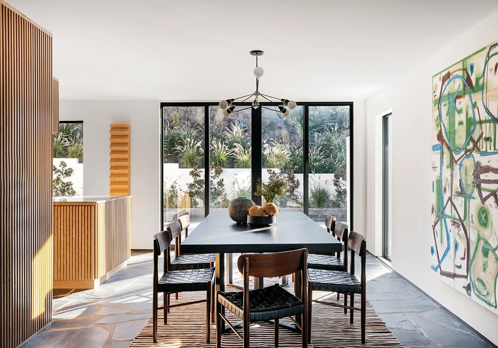 Grandes fenêtres et beaucoup de bois : un intérieur moderne lumineux à Los Angeles - Gallery image 2