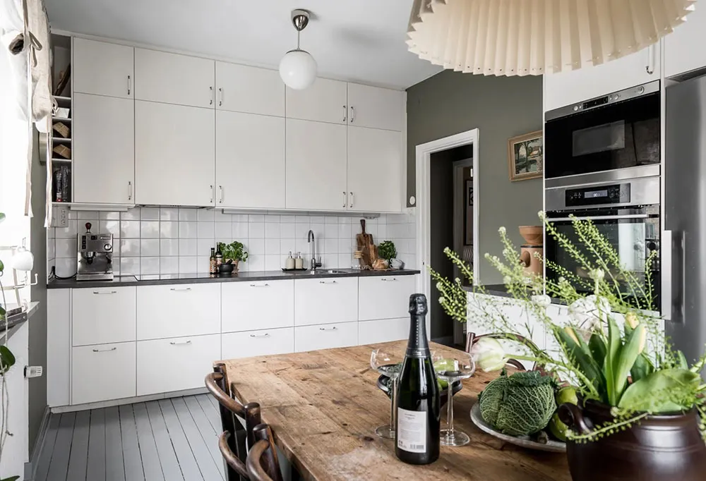 Appartement suédois cosy avec murs de café et mobilier vintage - Gallery image 12