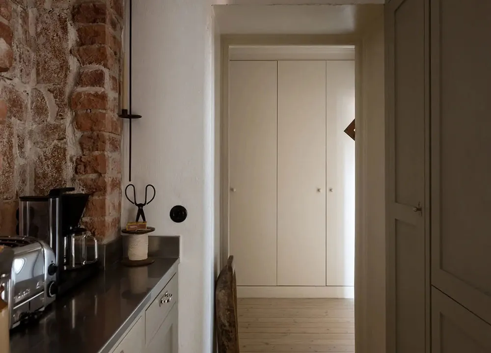 Aktywne tapety i mebel vintage: atmosferyczna mała apartament w Szwecji (50 m²) - Gallery image 10