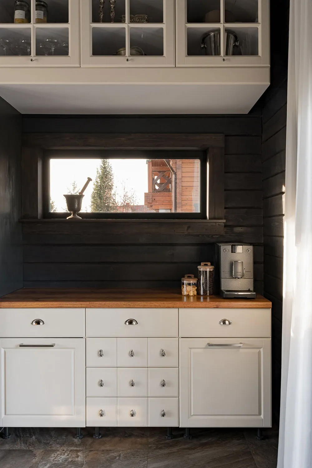 Hölzerner Designer-Cottage mit Interieurs in dunklen Tönen in der Perm Region (240 qm) - 7