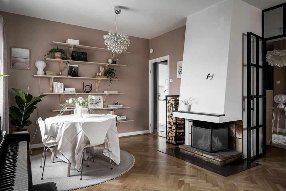 Appartement suédois cosy avec murs de café et mobilier vintage - Gallery image 2