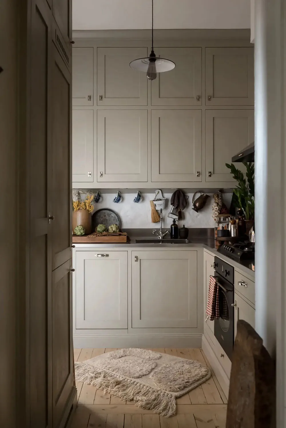 Aktywne tapety i mebel vintage: atmosferyczna mała apartament w Szwecji (50 m²) - Gallery image 7