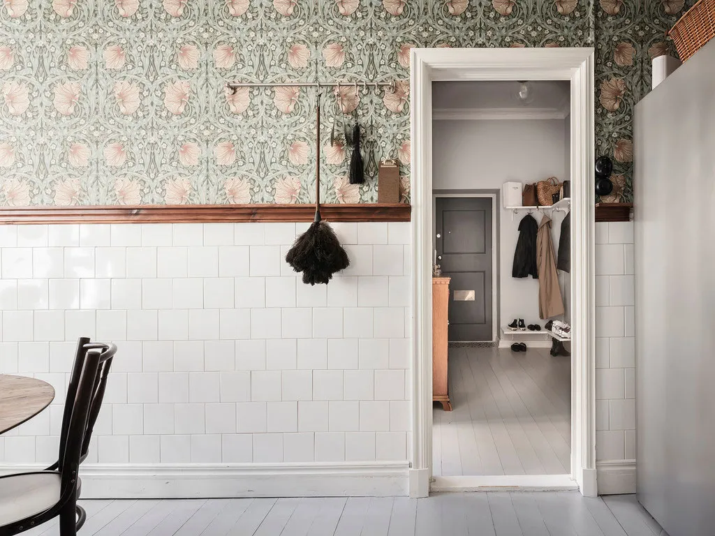 Salle de séjour blanche et cuisine en acier inoxydable : appartement à Gétouborg (73 m²) - Gallery image 14