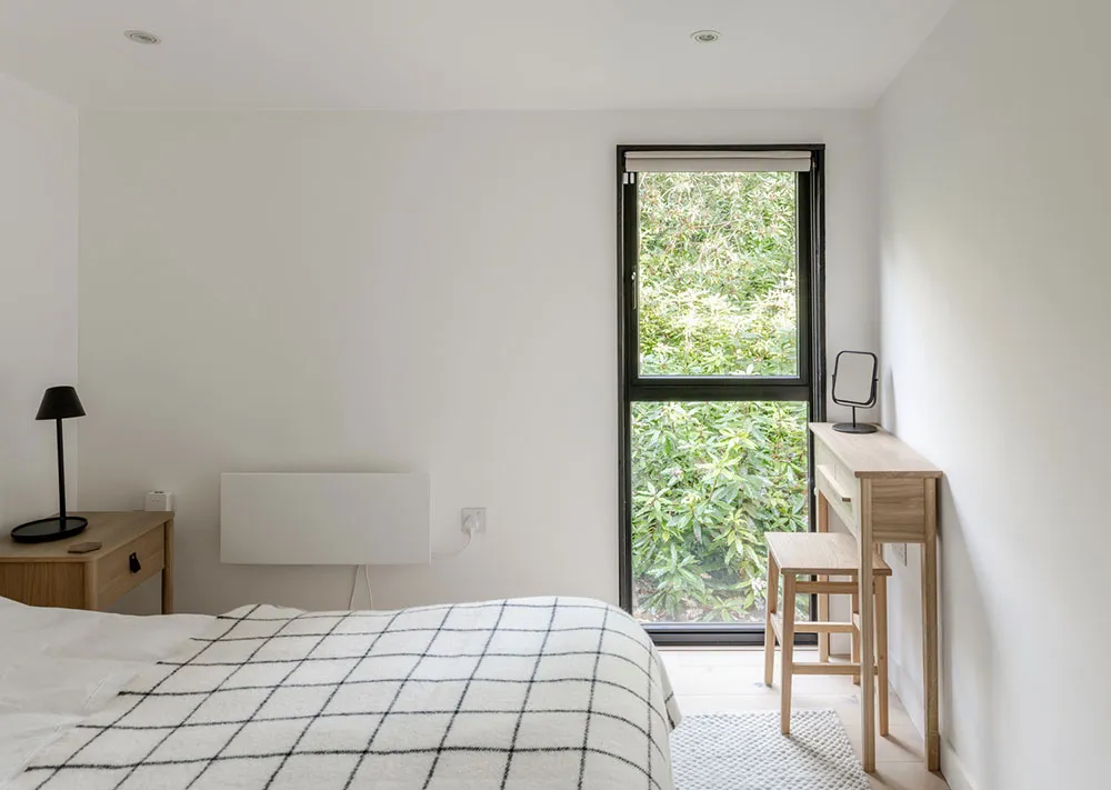 Czarny z zewnątrz i bardzo jasny w środku: nowoczesny domek w lesie w Anglii - Gallery image 13