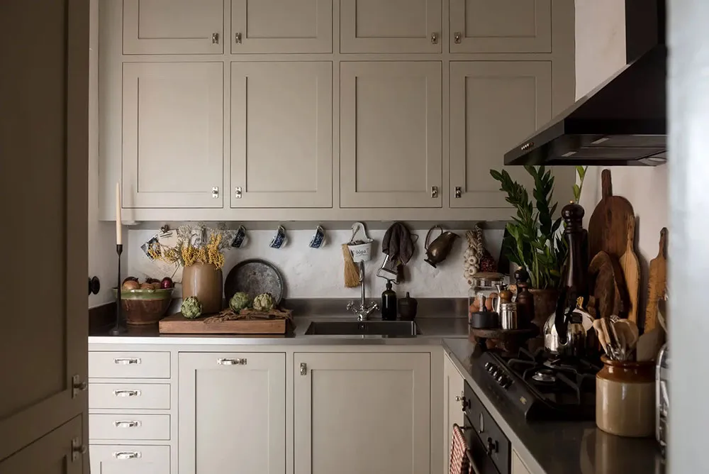 Aktywne tapety i mebel vintage: atmosferyczna mała apartament w Szwecji (50 m²) - Gallery image 8