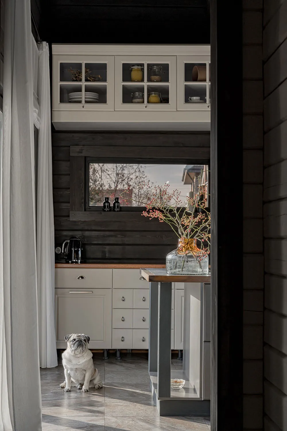 Hölzerner Designer-Cottage mit Interieurs in dunklen Tönen in der Perm Region (240 qm) - 4