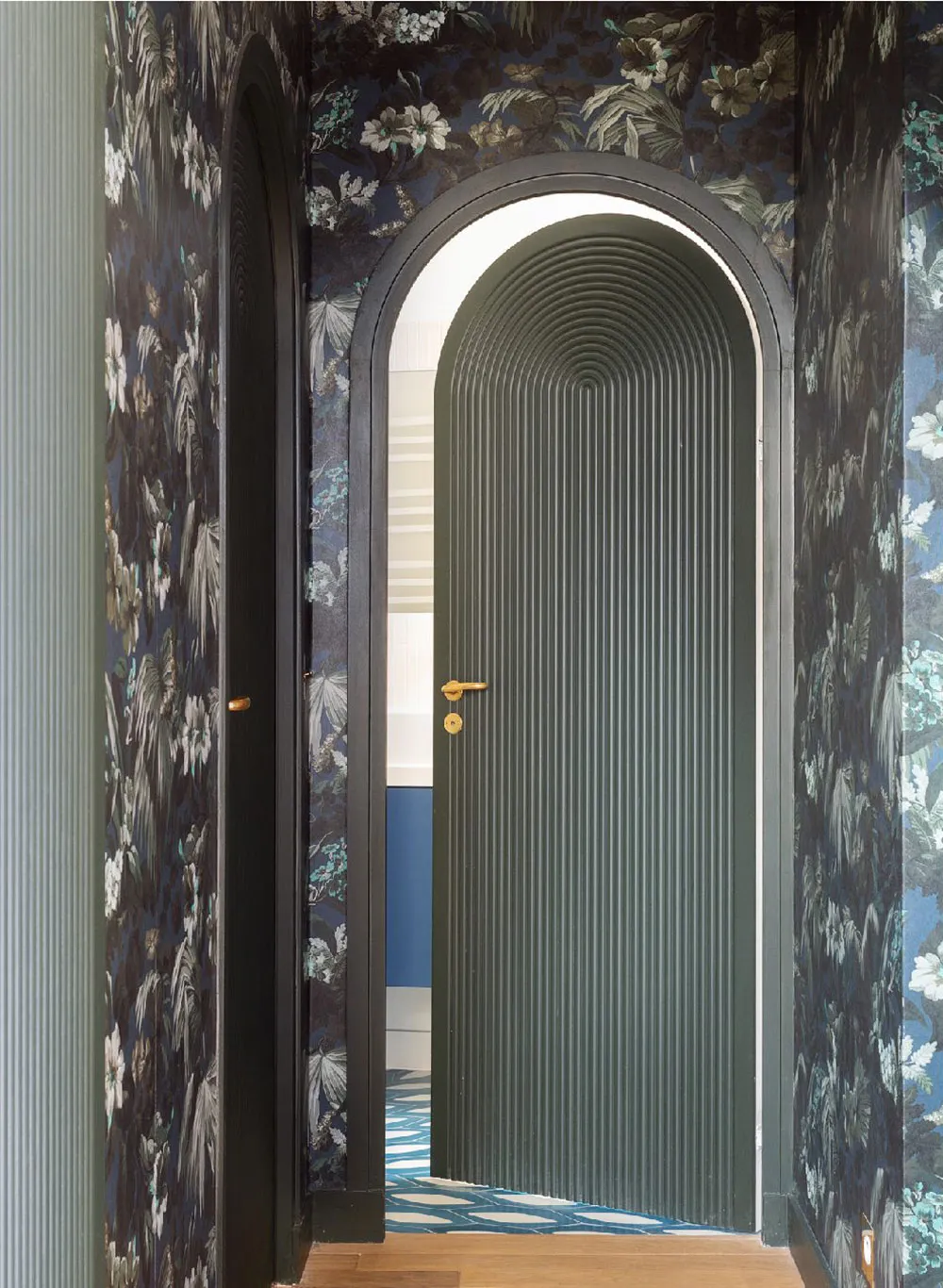 Арки и оттенки зелёного: квартира в Париже - Gallery image 23