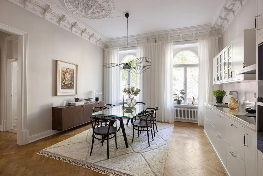 प्रभावशाली मोल्डिंग एवं आधुनिक फर्नीचर: स्टॉकहोम में एक अपार्टमेंट - Gallery image 12