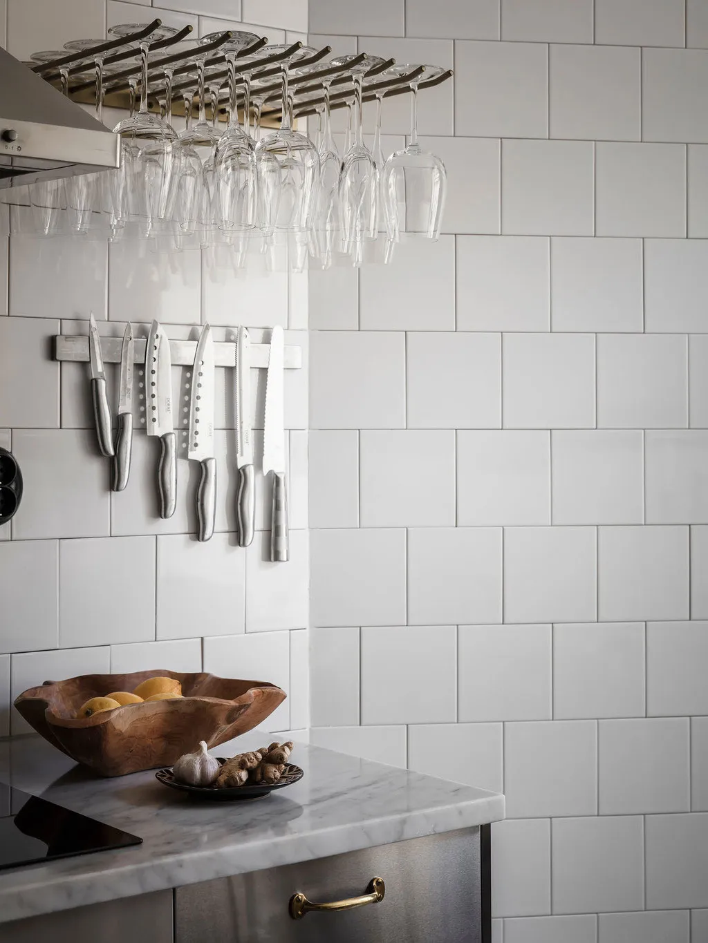 Salle de séjour blanche et cuisine en acier inoxydable : appartement à Gétouborg (73 m²) - Gallery image 13